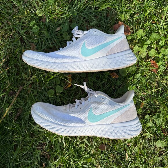Nike Women's Revolution Sneaker - Size 11 - Picture 2 of 11